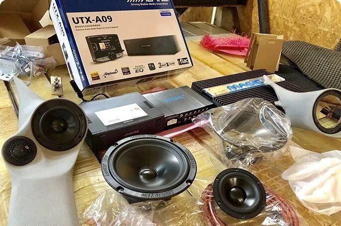 Take you to play with three-way frequency cost-effectiveness Toyota Reiz car audio modification 0-point three-way frequency