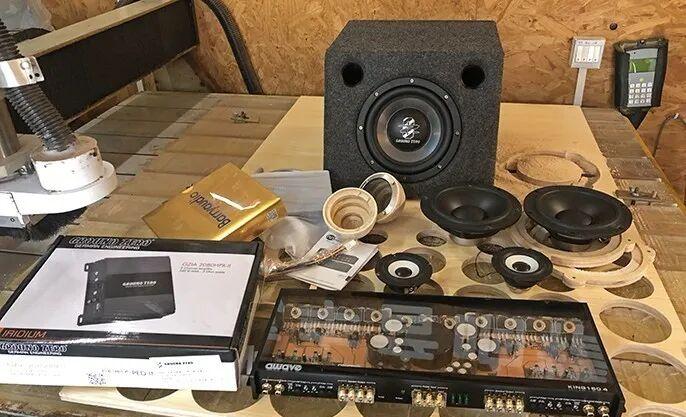 This is how veteran drivers play car audio. Crown car owners are loyal to sound quality and love two-way systems